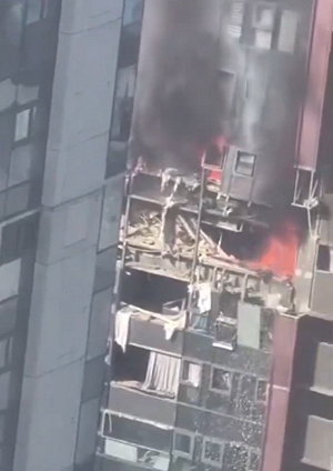 (影) 驚悚 高樓大爆炸 她直直摔落!深圳住宅炸出大洞 火勢驚人
