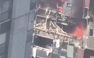 (影) 驚悚 高樓大爆炸 她直直摔落！深圳住宅炸出大洞 火勢驚人