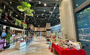 100分聖誕樹降臨拾本書堂 網銀基金會邀請大家一起來踩點參與