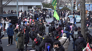 尹錫悅彈劾案通過 國會外群眾雀躍歌舞宛若演唱會