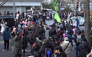 尹錫悅彈劾案通過 國會外群眾雀躍歌舞宛若演唱會