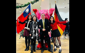 貼照片給馬英九、蕭旭岑和翁曉玲看 謝志偉:這面旗有民主、自由、人權、主權4個價值
