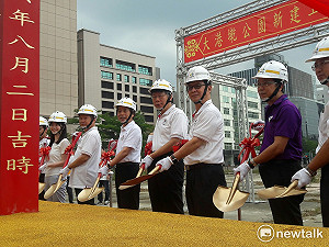 籃球館監視器「膜沒拆」柯P：省過頭
