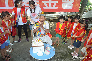 顧病母半世紀誤婚期  基金會為孝子慶生