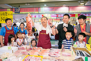 侯友宜當一日攤商  和小朋友PK叫賣