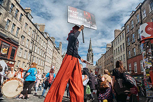 臺灣元素踩街吸晶 愛丁堡藝穗節國旗飄