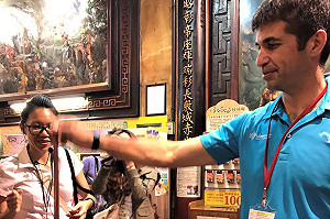 神明無國界 籤詩老外嘛乀通