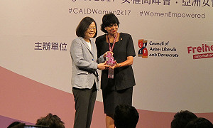 蔡英出席女性高峰會  推崇呂秀蓮對台灣民主貢獻