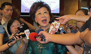 拿反性平資料給小英   呂秀蓮：性不能氾濫