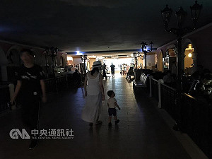 板橋大遠百無預警停電 9樓美食區漆黑