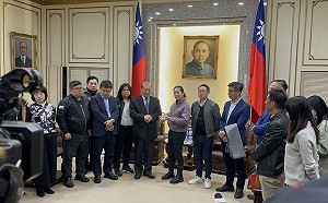 (影) 綠委為選罷法衝韓國瑜辦公室 周萬來自曝：很少打電話給院長