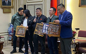 選罷法衝突！綠委帶鳥籠追到院長官邸：請韓國瑜回來上班