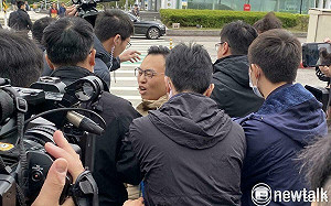 快訊》獨派嗆「統戰樣板」籲雙城論壇停辦 統派1人突襲抗議遭架離 