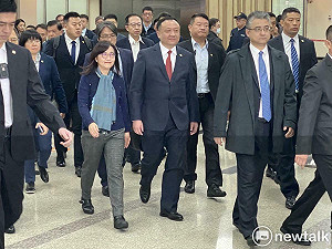 上海副市長華源抵台、明出席雙城論壇  北市副市長林奕華接機