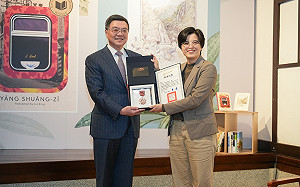〈臺灣漫遊錄〉首獲美國圖書獎 卓揆今頒獎章和獎金予作者楊双子和譯者金翎