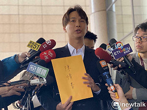 陳宥丞戴智慧眼鏡應訊  律師:違法又挑釁司法  搜索你剛好而已!