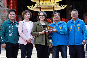 蕭美琴赴台中太平祈福贈匾 期許台灣良善與實力被世界看見