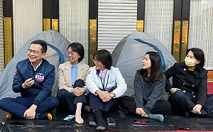 寒流來襲！藍委議場前排班、拚週五選罷法過關 酸「民進黨怕冷就滾」