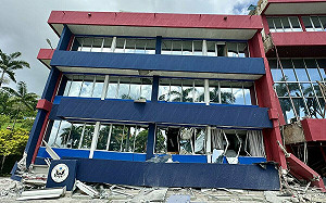 萬那杜爆發規模 7.3 強震災情慘重 多國使館都成受災戶