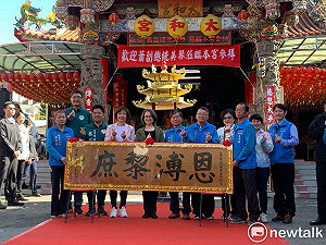 遲來的總統落款牌匾 何欣純陪蕭美琴完成蔡英文的承諾