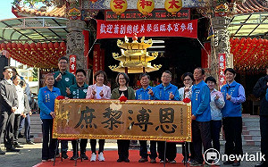 遲來的總統落款牌匾 何欣純陪蕭美琴完成蔡英文的承諾