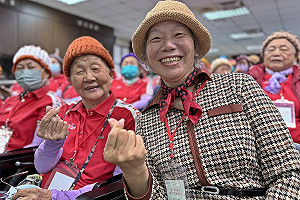 大學社會責任成果交流研討會  92歲阿嬤連續7年不缺席成模範生