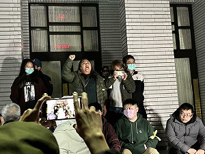 直擊》綠黨團夜襲立院封鎖議場 綠委及助理輪流守夜防藍突襲