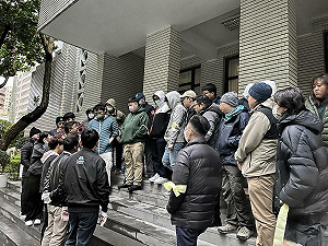 (影) 綠營一早商討因應策略 赴議場大門排隊遭羅智強狠嗆