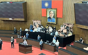 (影) 議場內畫面曝光 民進黨團佔領主席台、封鎖內外出入口