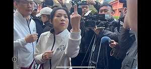 (影) 徐巧芯化身鎖匠 叫囂中因「詐騙」向李坤城「比中指」嗆聲