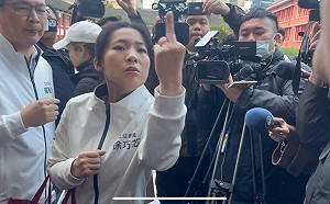 (影) 徐巧芯化身鎖匠 叫囂中因「詐騙」向李坤城「比中指」嗆聲