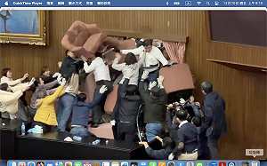 快訊》(影)國民黨攻破立法院議場後門、正與綠委推擠中