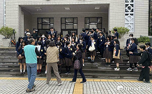 見證藍綠立院議場亂象 日本沖繩高中生開心拍照留念