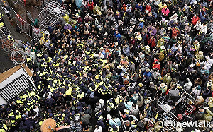 (影)卓揆:感佩上街捍衛民主程序及國家前途的民眾 要求警察護衛安全
