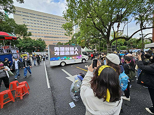 陪青鳥護民主  「追星人」抗議卡車現身立院旁