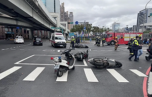 新北新莊重大車禍 賓士車突暴衝追撞9機車釀4傷