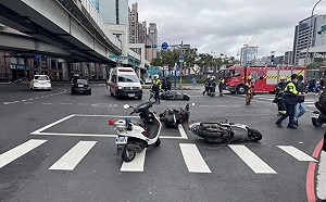 新北新莊重大車禍 賓士車突暴衝追撞9機車釀4傷