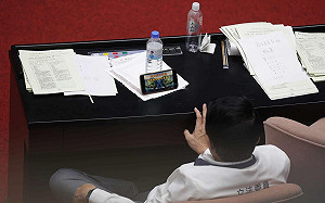謝龍介「忙著看武統小視頻」林俊憲:搞不清狀況就舉手葬送台南未來