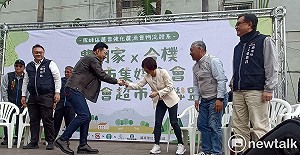 台中市長選舉提前過招!超市大聯盟開幕 江啟臣玩自拍 何欣純手機下單