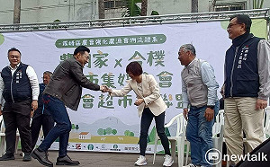 台中市長選舉提前過招！超市大聯盟開幕 江啟臣玩自拍 何欣純手機下單