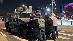 韓版「坦克人」!肉身阻擋1203南韓緊急戒嚴軍隊 李在明PO文找人