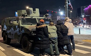 韓版「坦克人」!肉身阻擋1203南韓緊急戒嚴軍隊 李在明PO文找人