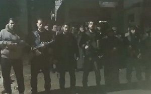 (影) 他沒死! 敘軍指揮官露面籲建安全區 反沙姆濫捕 阿勒坡家屬持AK47要求放人