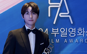 宋仲基秀女兒照給記者看！洋娃娃認證：是不是很漂亮