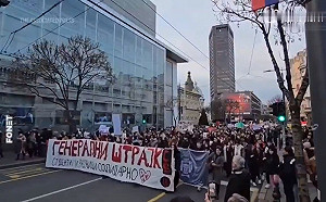 (影) 歐洲各地都爆抗議! 塞爾維亞百姓要求總統受審 德民眾籲驅逐移民