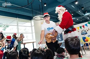 海神回饋社區 艾德化身「聖誕老人」送驚喜