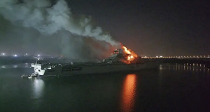 航母江蘇著火20多小時才撲滅! 拆艦恐釀汙染 網:不如拿來當東風導彈靶艦