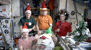 裝飾怎麼拿上去的? NASA秀滯留數月太空人慶祝聖誕節影片 網疑作假