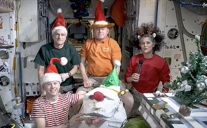 裝飾怎麼拿上去的? NASA秀滯留數月太空人慶祝聖誕節影片 網疑作假