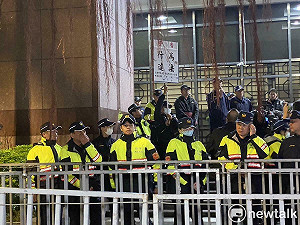 (影) 快訊》小草北檢外集結聲援柯文哲 警18:22第一次舉牌警告